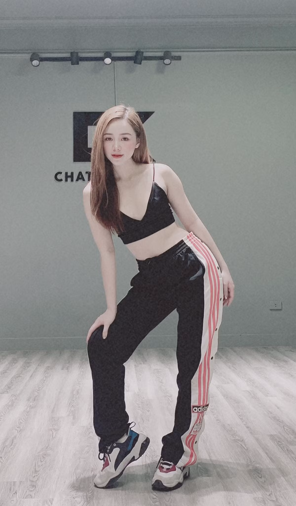 Quỳnh Kool diện set đồ khoe eo thon vừa gợi cảm vừa cá tính.