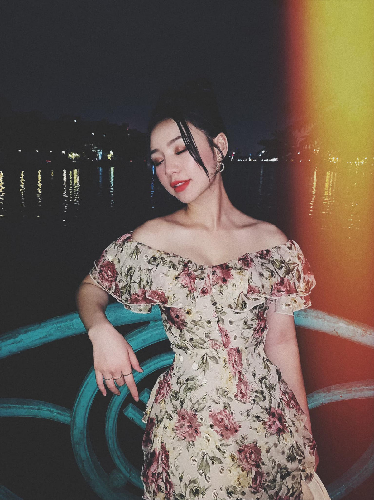 Đôi khi, cô nàng cũng nữ tính, gợi cảm với váy hoa trễ vai "bánh bèo".