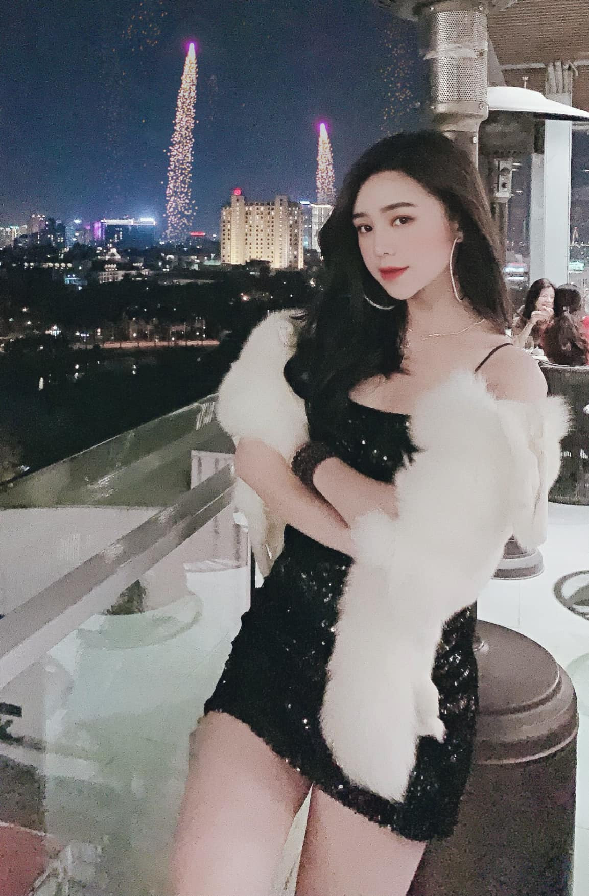 Trang phục ôm sát cũng được Quỳnh Kool ưu ái để khoe đường cong cơ thể.