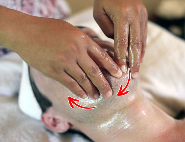 1. Xoa bóp vùng da chảy xệ: Mát xa giúp cải thiện lưu lượng máu và kích thích các nguyên bào sợi, là những tế bào giúp sản xuất mô liên kết, như collagen và elastin, giữ cho da săn chắc. Hơn nữa, một nghiên cứu đã chỉ ra rằng việc sử dụng kem chống lão hóa cùng với massage sẽ tăng tác dụng làm săn chắc da hơn. Chỉ cần xoa bóp vùng da chảy xệ theo chuyển động tròn vài lần một tuần, bạn sẽ thấy ngay kết quả.