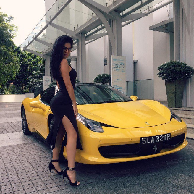 Trên trang cá nhân, nữ DJ thường xuyên mặc táo bạo bên siêu xe. Ảnh: Internet.