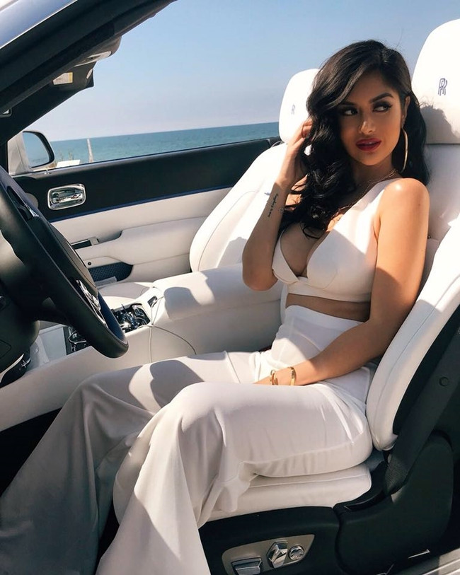 Kim Lee khá chuộng các thiết kế hở bạo khoe vòng một đầy đặn.