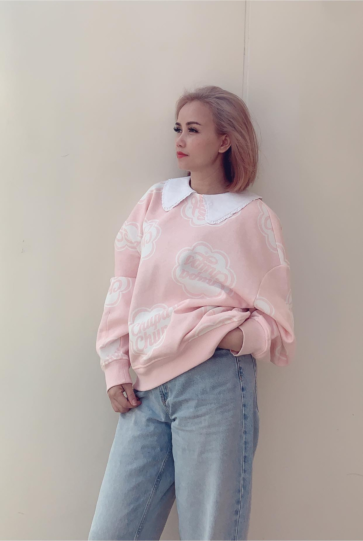 Còn ngoài đời thường, cô mặc đơn giản, năng động với áo thun và quần jeans.