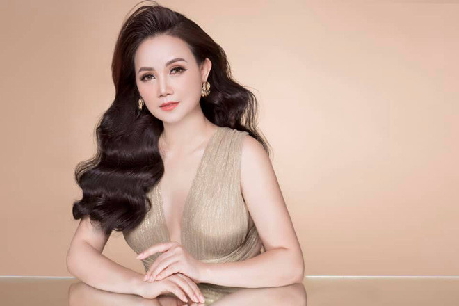 Nữ diễn viên U50 tự tin với thời trang thiết kế xẻ ngực khoe vòng một gợi cảm sau khi giảm cân.