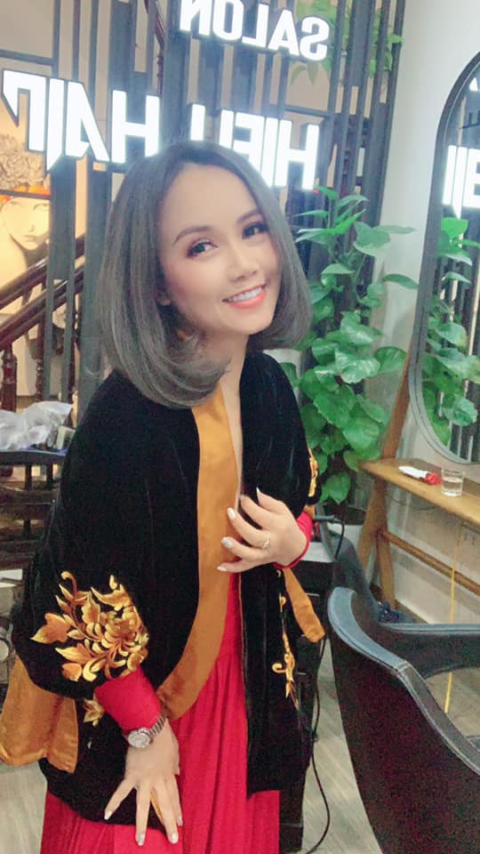 Đôi khi, Hoàng Yến lại làm mới hình ảnh với mái tóc nhuộm xám tro.