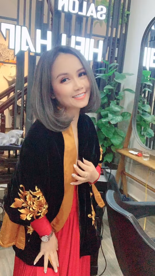 Đôi khi, Hoàng Yến lại làm mới hình ảnh với mái tóc nhuộm xám tro.