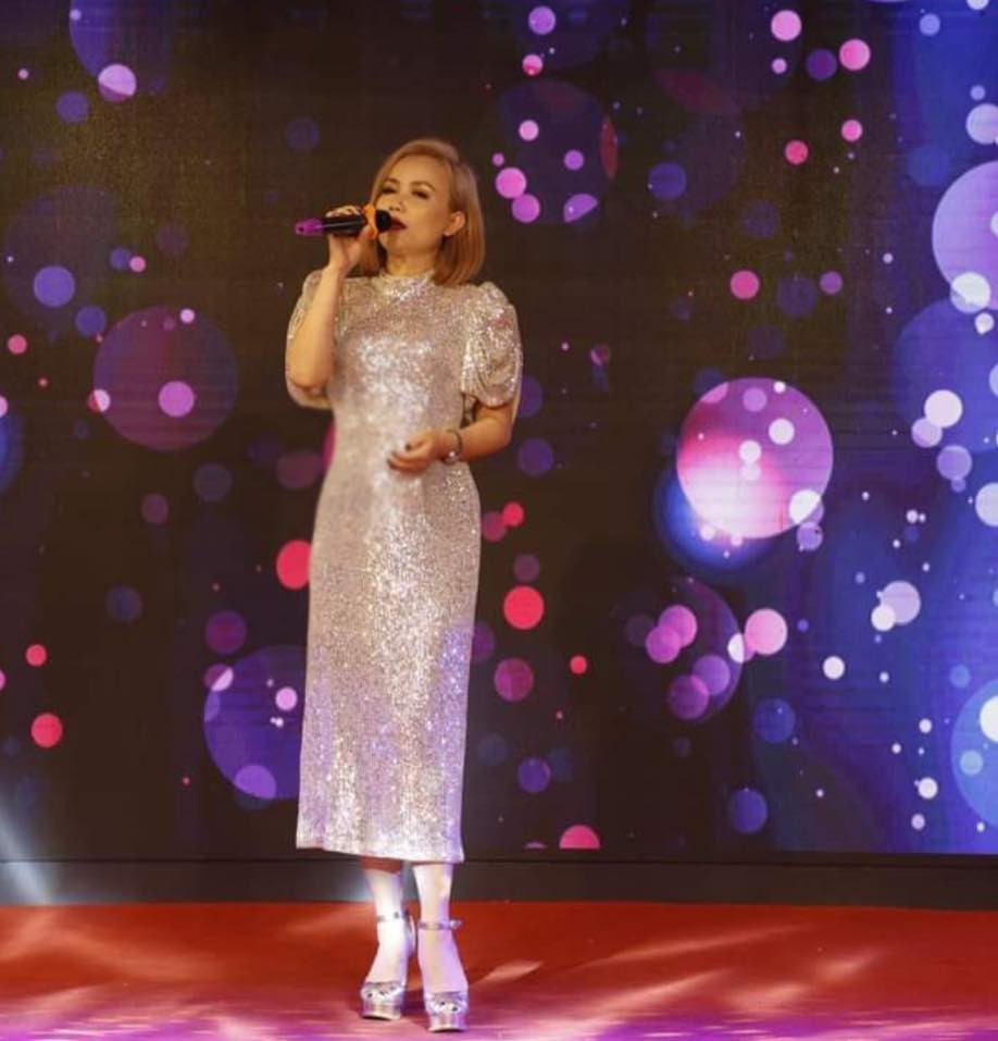 Khi lên sân khấu, cô thường chọn những trang phục nổi bật, thu hút ánh nhìn.