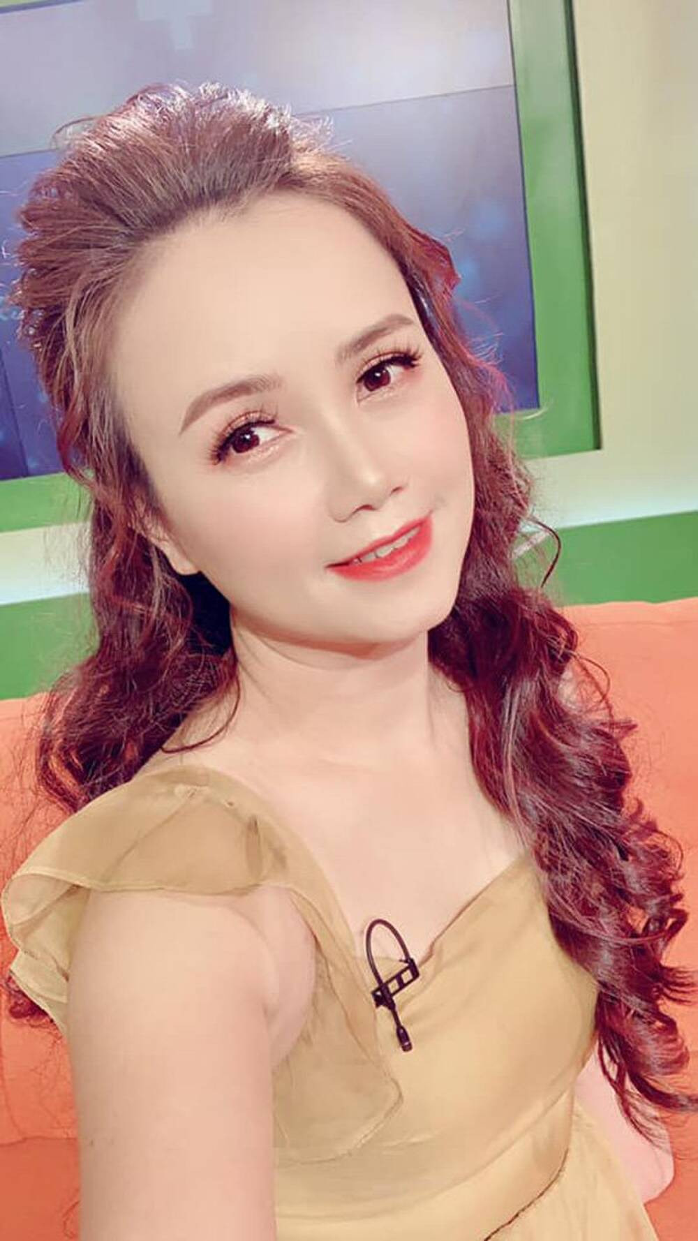 Hoàng Yến thường xuất hiện với các kiểu váy vóc điệu đà, tươi trẻ như gái đôi mươi.