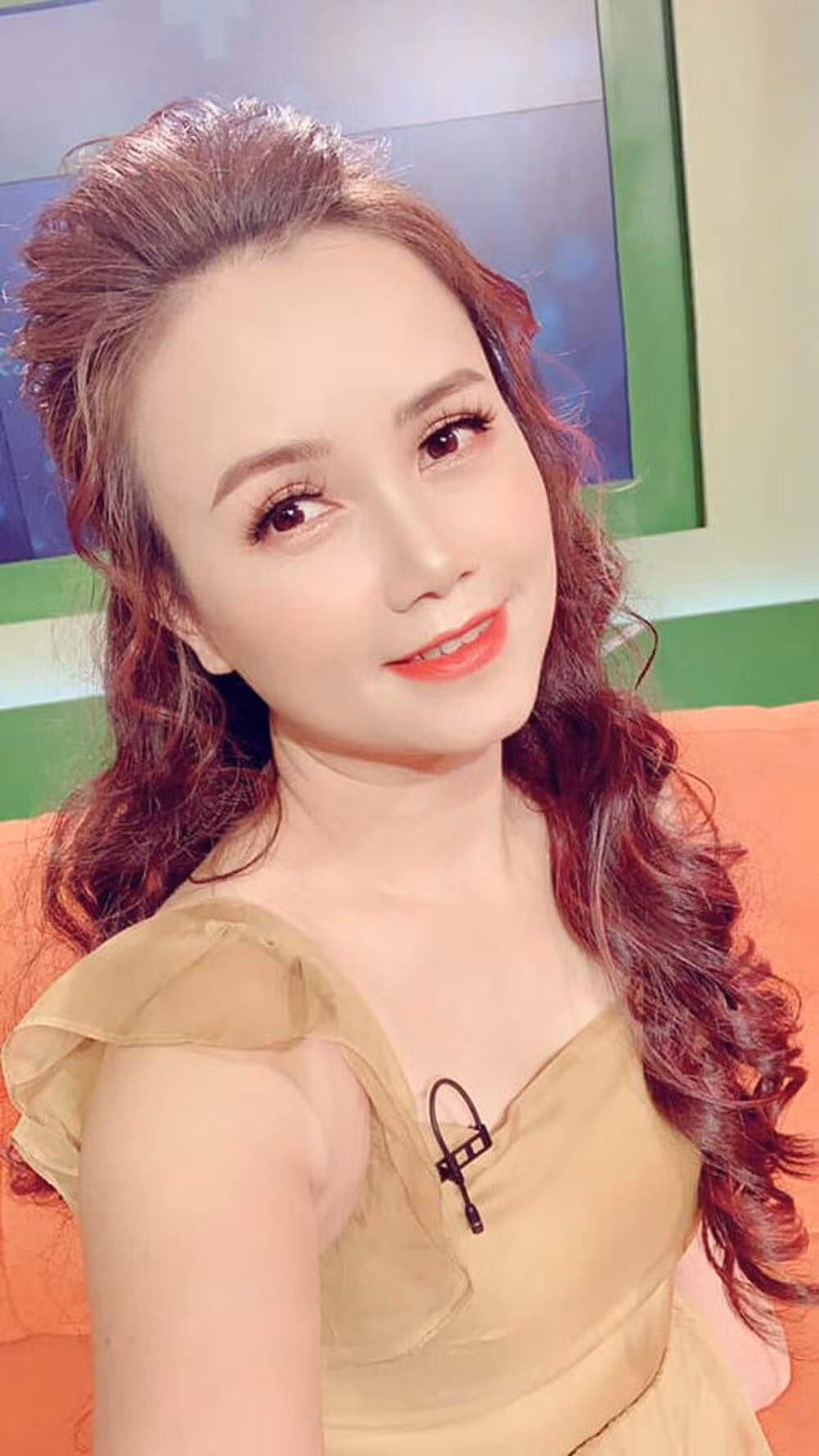 Hoàng Yến thường xuất hiện với các kiểu váy vóc điệu đà, tươi trẻ như gái đôi mươi.