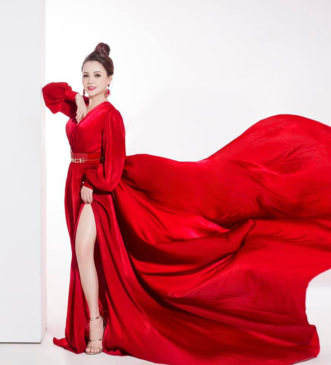 Dù trải qua 3 lần sinh con nhưng ở tuổi U50, diễn viên Đào Hoàng Yến vẫn được khen ngợi với nhan sắc cùng cách chọn trang phục trẻ trung.