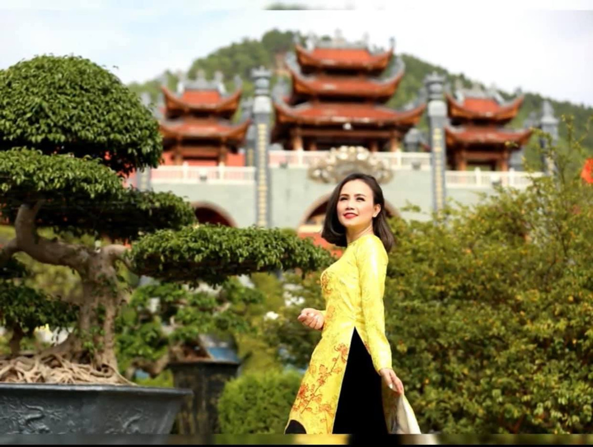 Dịp cận Tết, nữ diễn viên 45 tuổi cũng khoe dáng thướt tha với áo dài vàng truyền thống.