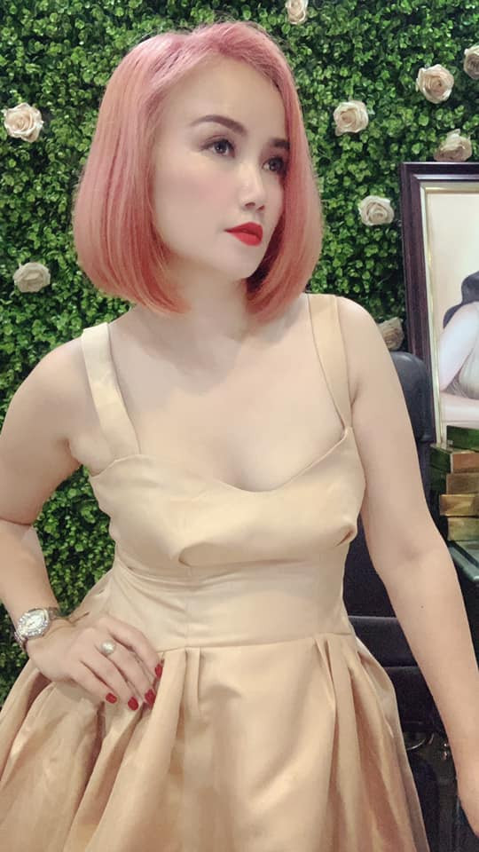 Nữ diễn viên cực kỳ trẻ trung với kiểu tóc bob dài nhuộm hồng bắt mắt.