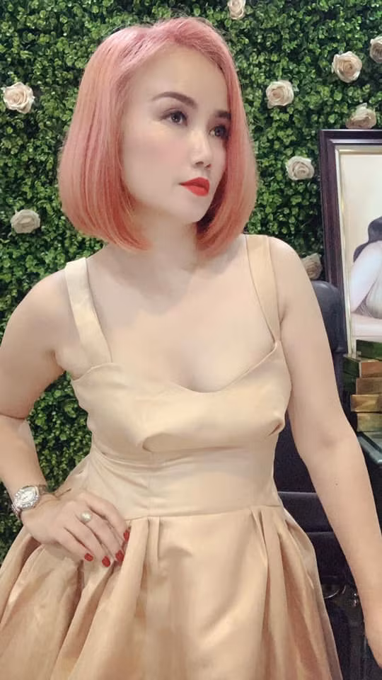 Nữ diễn viên cực kỳ trẻ trung với kiểu tóc bob dài nhuộm hồng bắt mắt.