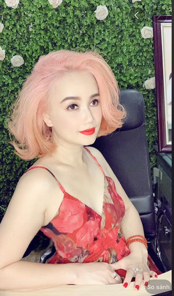 Không chỉ ăn mặc “hack” tuổi, cô Xuyến của “Về nhà đi con” còn gây bất ngờ với công chúng khi làm mới mình bằng kiểu tóc trẻ trung, màu sắc nổi bật.