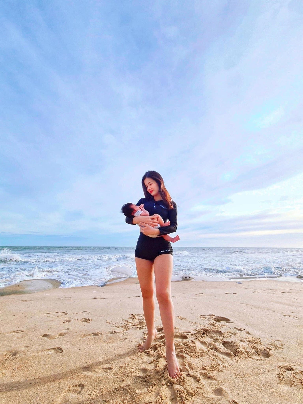 Dù mới sinh được 2 tháng nhưng cô bé đã được bố mẹ đưa đi nghỉ mát cùng gia đình.