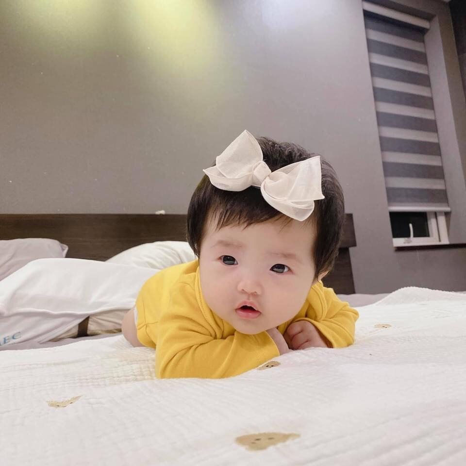 Đông Nhi lần đầu đăng ảnh cận khuôn mặt đáng yêu của con gái hơn 2 tháng tuổi lên trang cá nhân.