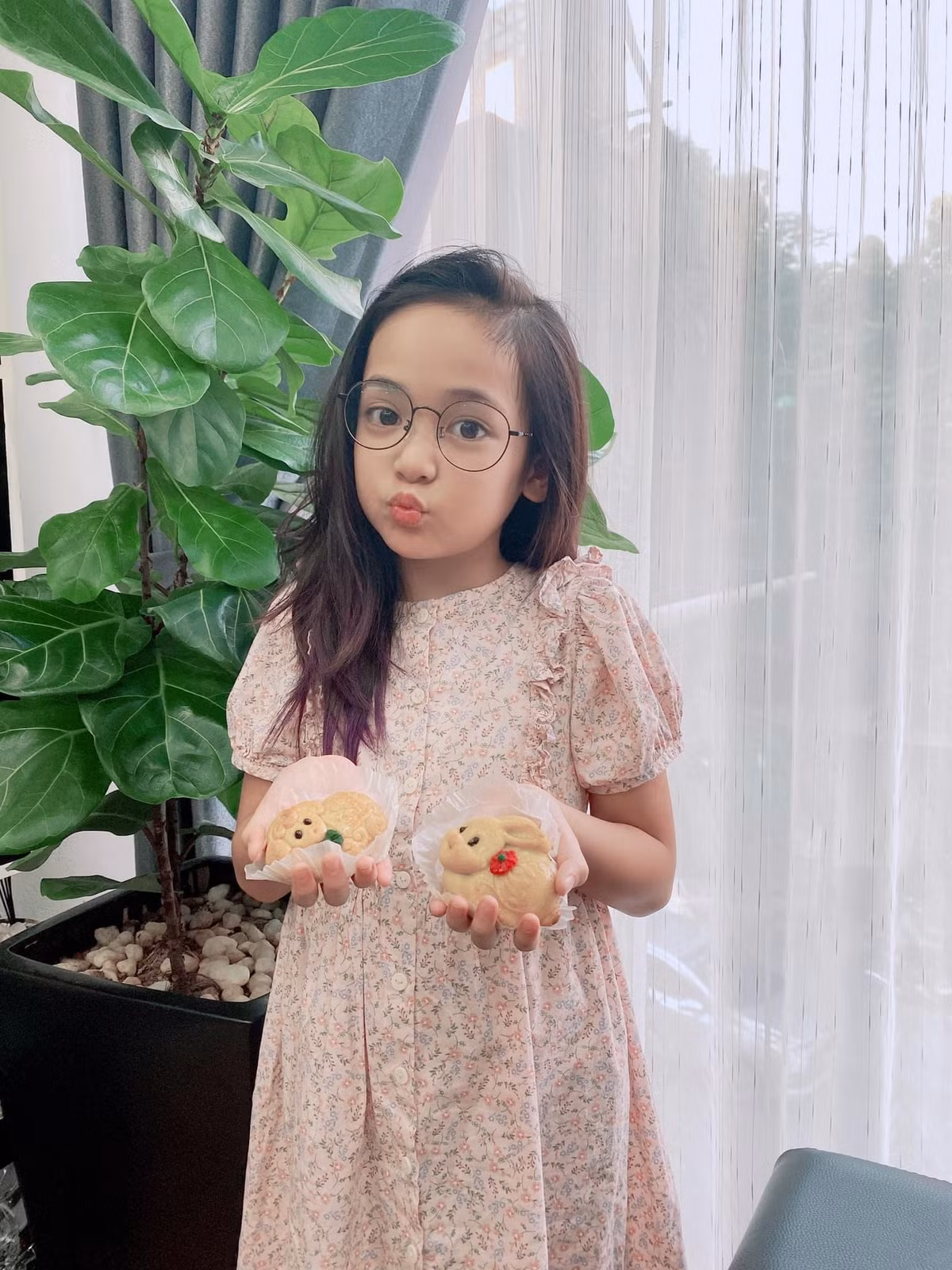 Ở đời thường, đôi mắt to tròn và gương mặt bầu bĩnh của bé luôn để lại ấn tượng lớn với người xem. Ảnh: FBNV.