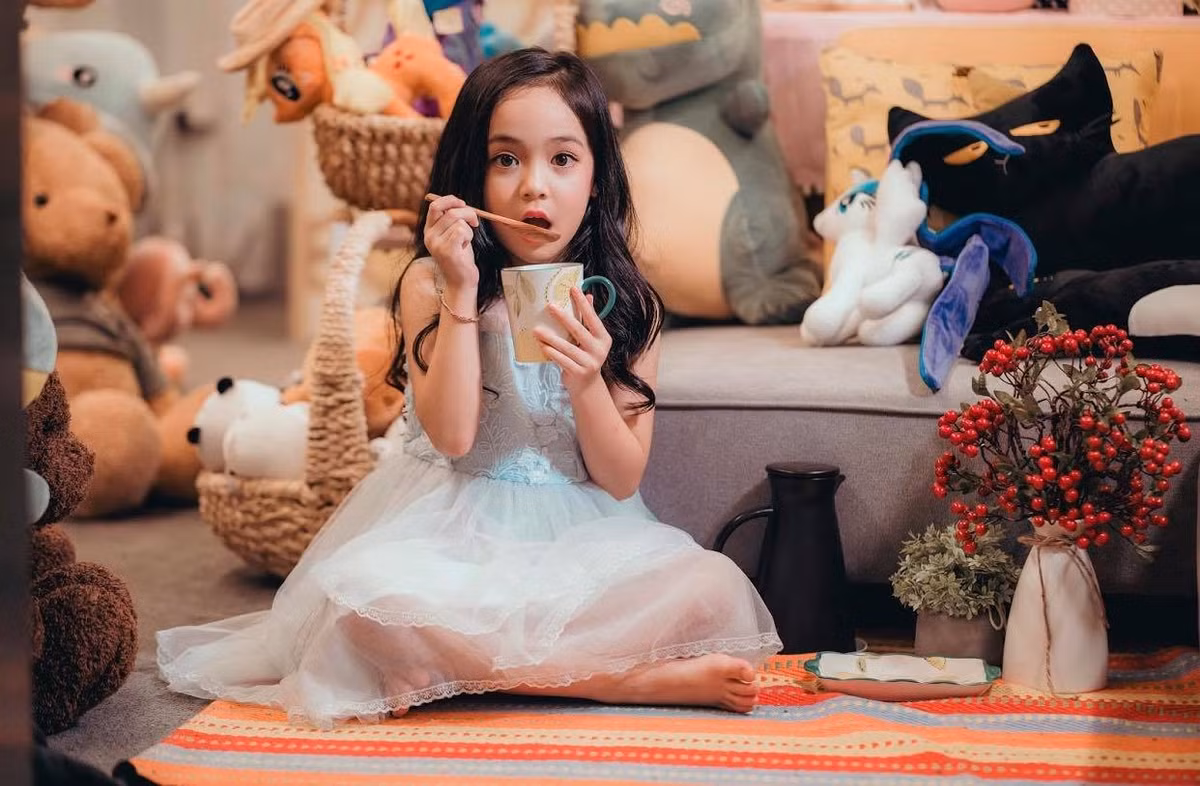 Ở ngoài đời, Diệp Anh luôn được mẹ chăm chút, đầu tư trong khoản ăn mặc.