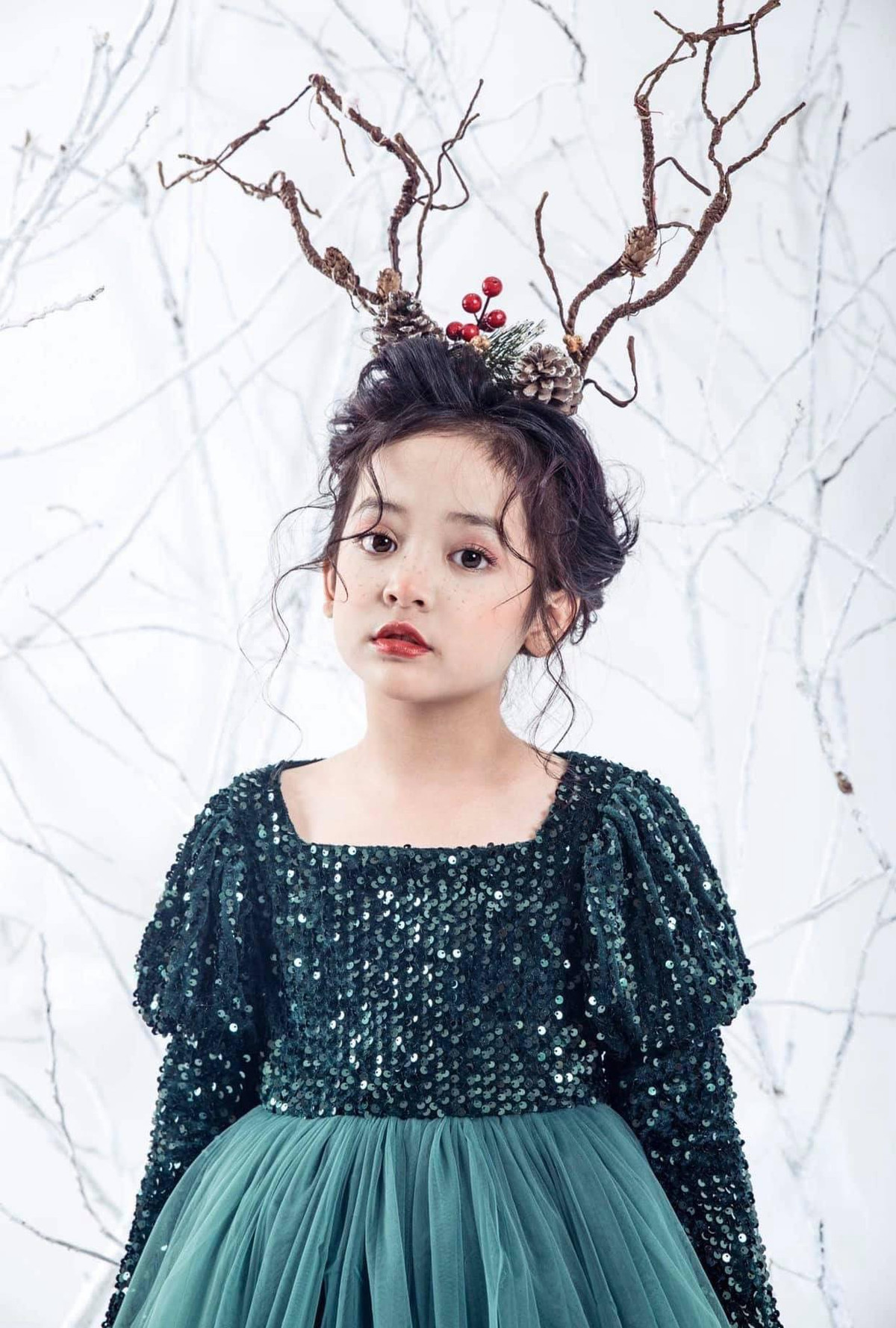 Trang phục của mẫu nhí luôn đẹp mắt, phù hợp với lứa tuổi.