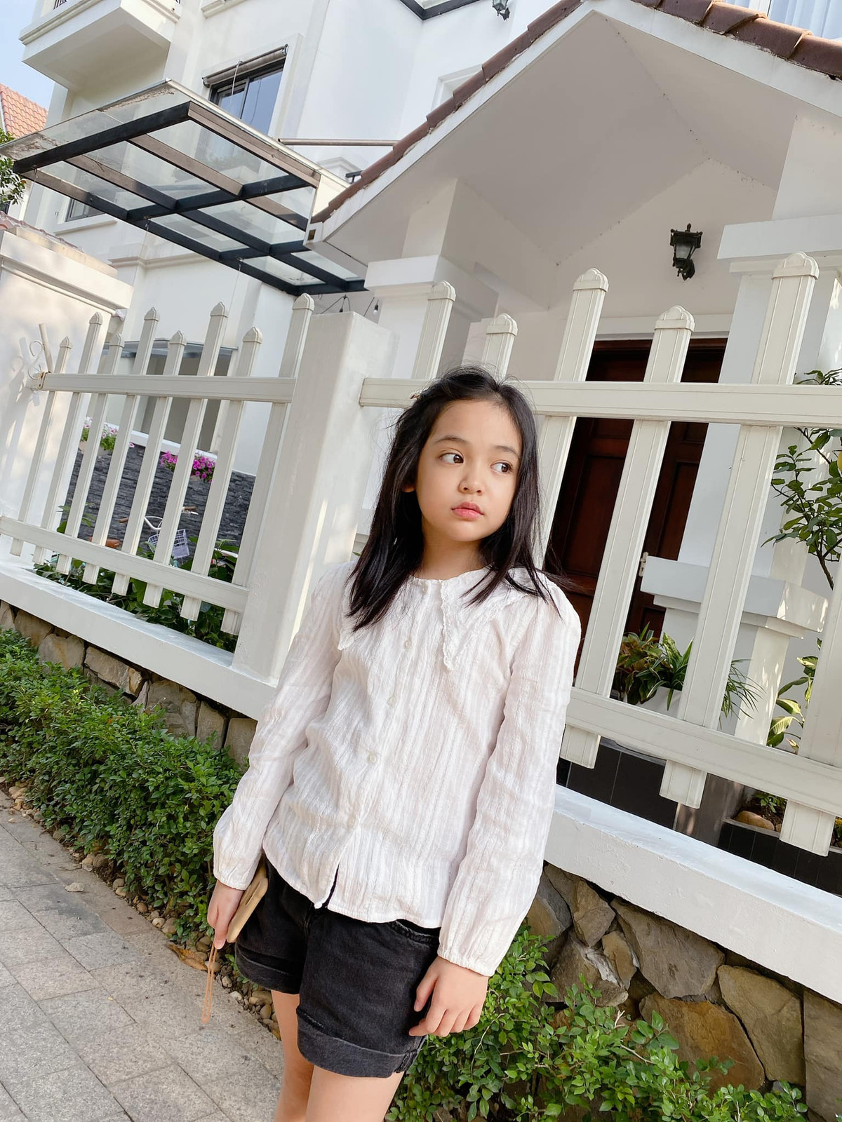 Tuy còn nhỏ tuổi nhưng cô bé luôn được chăm chút ở khoản ăn mặc, lúc nào cũng chỉnh chu, nữ tính.