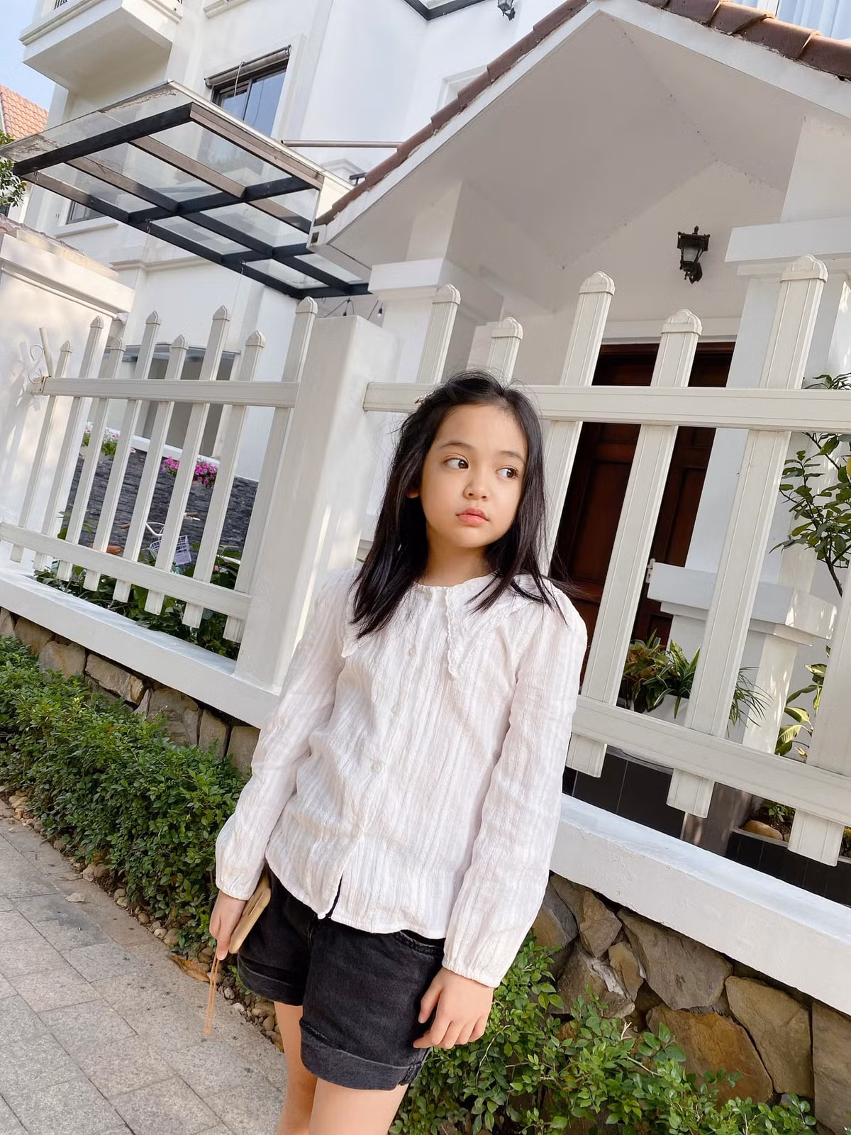 Tuy còn nhỏ tuổi nhưng cô bé luôn được chăm chút ở khoản ăn mặc, lúc nào cũng chỉnh chu, nữ tính.