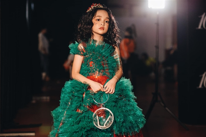 Chu Diệp Anh ngày càng chiếm được tình cảm của khán giả "Hướng dương ngược nắng" khi thể hiện năng khiếu diễn xuất tốt cùng gương mặt xinh xắn, ăn mặc dễ thương.