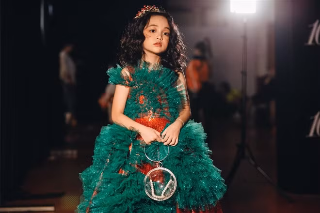 Chu Diệp Anh ngày càng chiếm được tình cảm của khán giả "Hướng dương ngược nắng" khi thể hiện năng khiếu diễn xuất tốt cùng gương mặt xinh xắn, ăn mặc dễ thương.