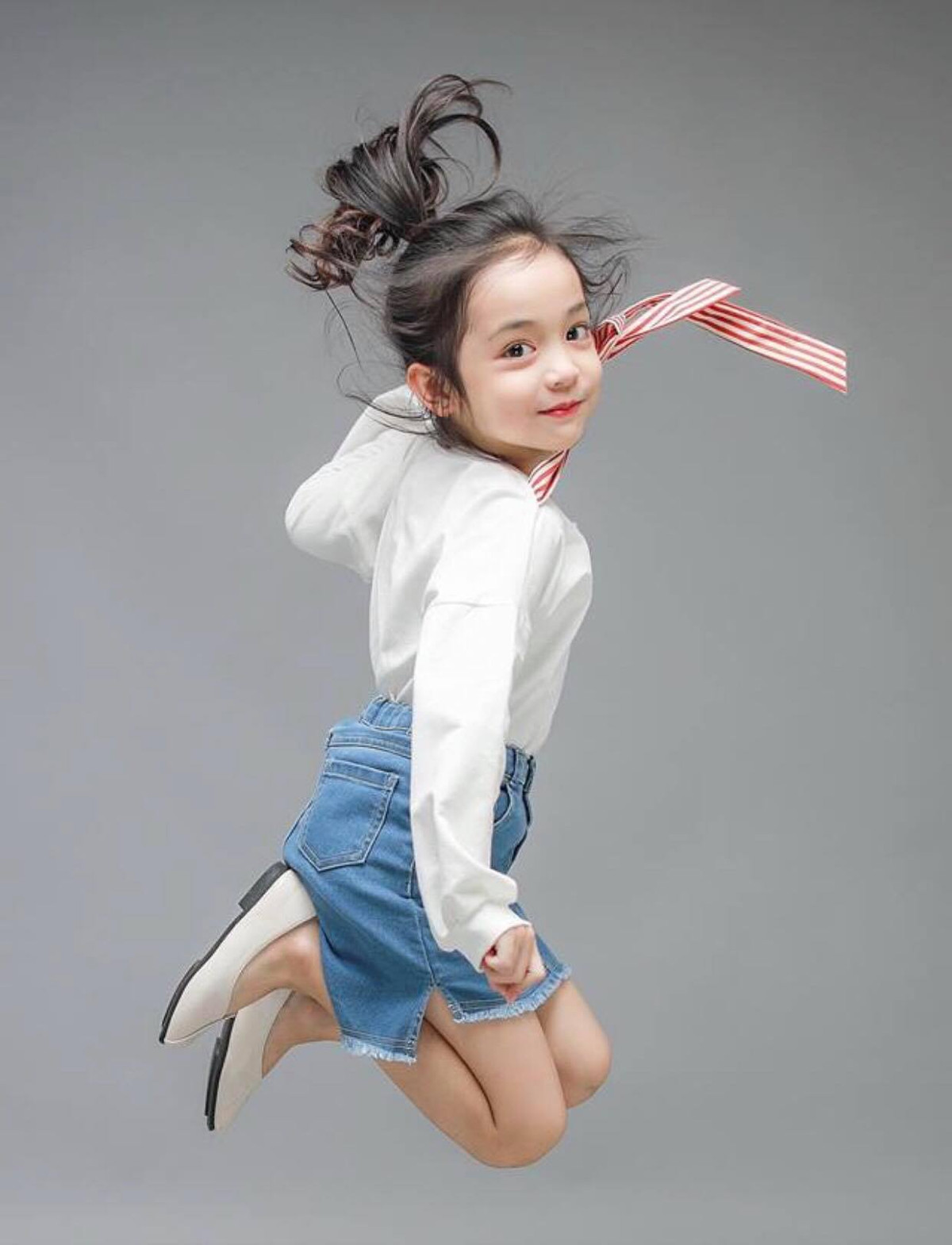 Cách tạo dáng của bé Cami "Hướng dương ngược nắng" khá chuyên nghiệp và thuần thục.