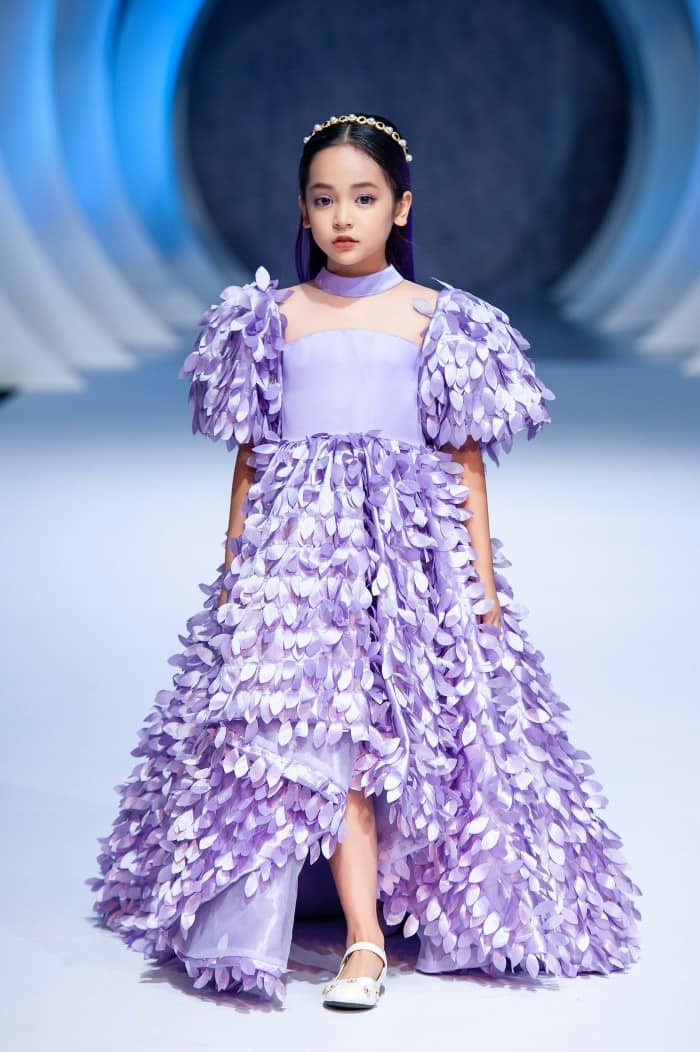 Diễn viên nhí là một người mẫu thời trang cực kỳ chuyên nghiệp. Dường như mọi lúc mọi nơi đều trở thành sàn diễn của Diệp Anh.