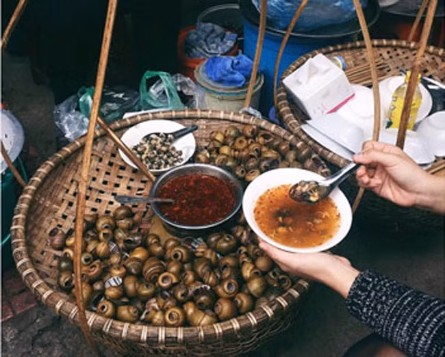 Bún ốc nguội bắt buộc phải ăn với bún lá, vì chính bún lá mới đem đến vị mát lạnh và dẻo thơm cho món ăn này.