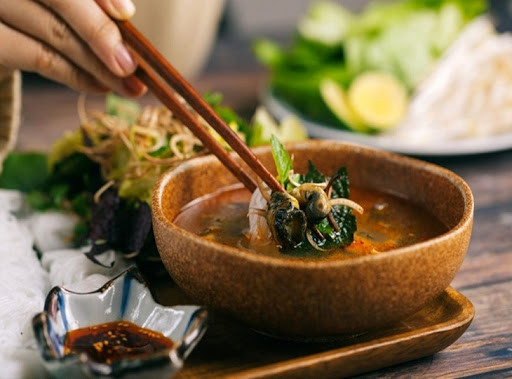 Đặc biệt món ăn này không nên dùng rau thơm. Mùi thơm gắt của rau thơm sẽ át hết mùi hương dịu của giấm bỗng, và món ăn không còn vị đậm đà nữa. Người bán chỉ cho một đĩa rau ghém như lõi cây chuối non xắt khoanh mỏng và rau cải, thế là đủ.