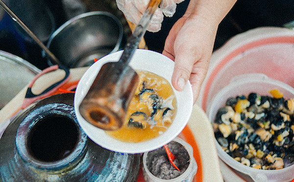 Nước canh là nước luộc ốc lọc sạch, cho vừa gia vị, phi ít hành phi để vào cho dậy mùi thơm và có chút bột cà-ri tạo màu hồng hoặc vàng. Nước canh ốc nguội nhưng không tanh, không đường hay bột nêm nhưng vẫn ngọt.