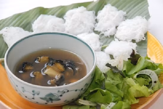 Cũng giống như cái tên gọi, bún ốc nguội được làm những nguyên liệu đều nguội. Bún nguội, ốc nguội, nước chấm nguội và nước canh cũng nguội. Thực ra những nguyên liệu này đã chế biến từ nước sôi hẳn hoi, nhưng phong cách riêng ở đây là để nguội.