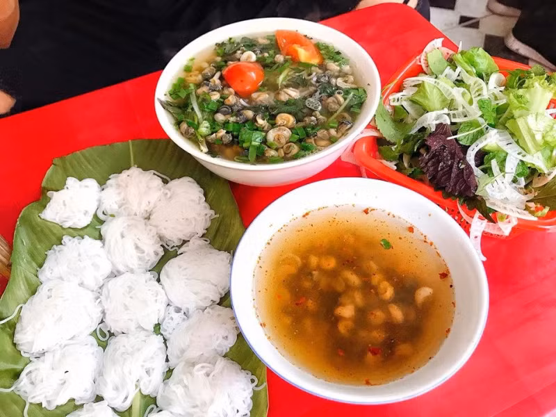 Ở Hà Nội có hai loại bún ốc là nóng và nguội. Nếu như ở bún ốc nóng vừa ăn vừa đổ mồ hôi thì bún ốc nguội lại hít hà vì cay. Gánh bún ốc nguội trong những con hẻm, con ngõ nhỏ dường như in sâu vào tiềm thức của người Hà Nội xưa.