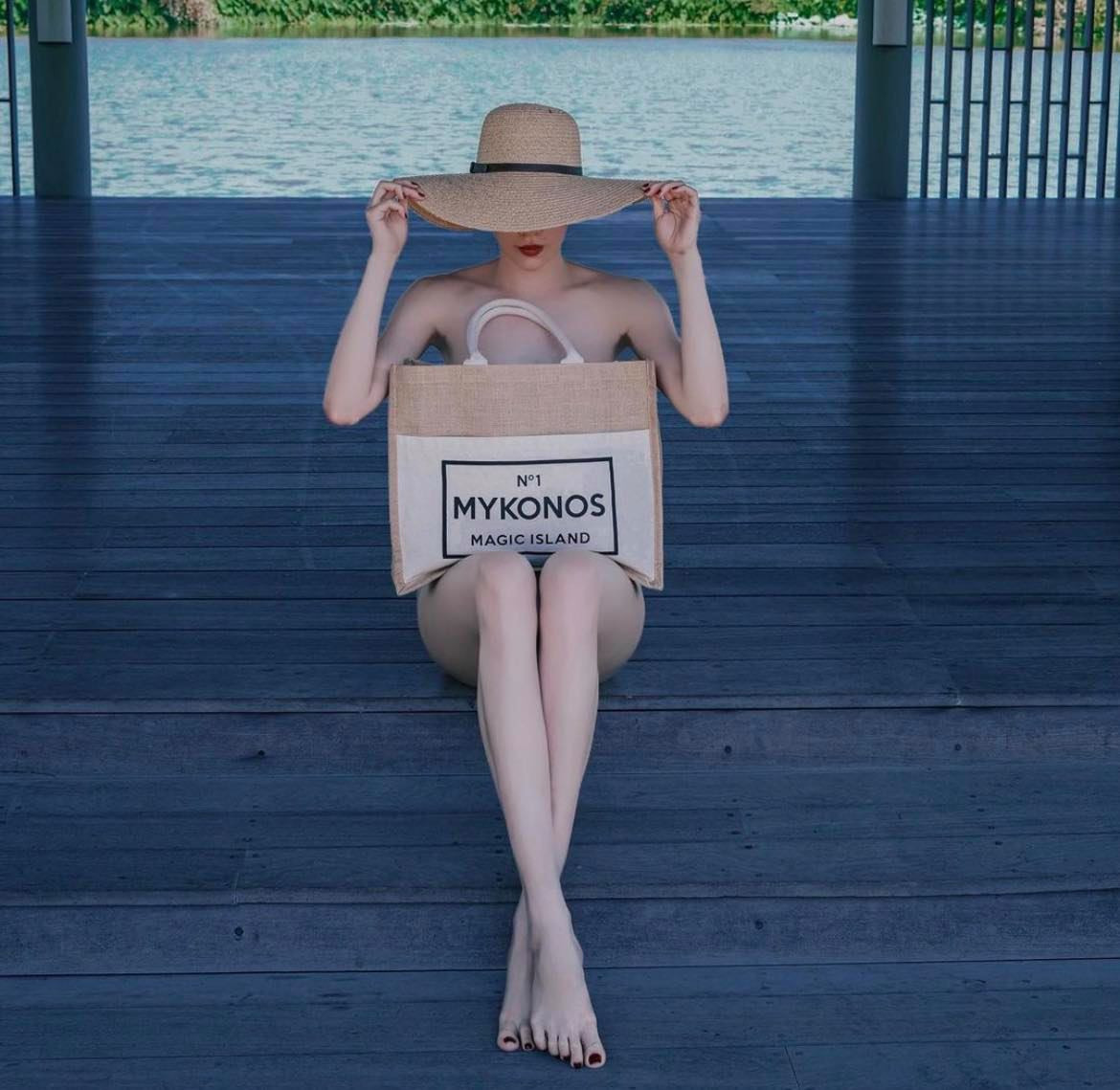 “Bắt trend” biến túi thành trang phục đang hot, Hồ Ngọc Hà khoe body nuột nà của bà mẹ 3 con nhận không ít lời khen từ người hâm mộ. Chiếc túi bigsize giúp nữ ca sĩ che đi trọn cơ thể, chỉ để lộ vai trần gợi cảm cùng đôi chân dài nuột.