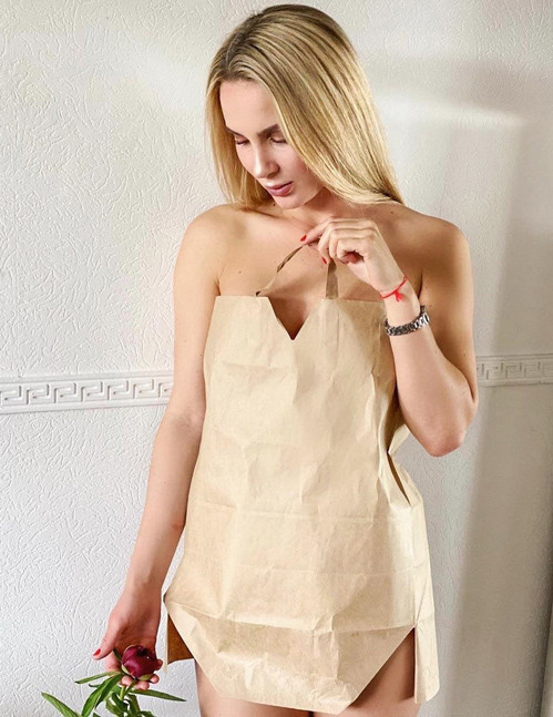 Túi giấy trơn màu trở thành tác phẩm cầu kỳ như một bộ đầm thực sự.