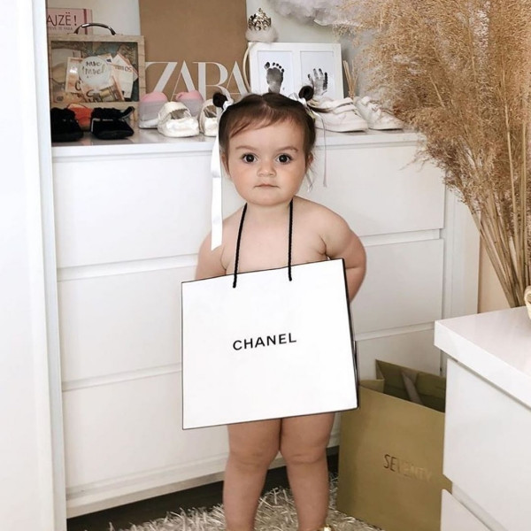 Các bé được người thân biến tấu chiếc túi thành váy khá xinh. Ảnh: Internet.