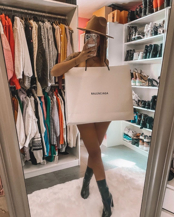 Trào lưu biến túi giấy thành váy tạo cảm giác sexy, nóng bỏng hơn cho người mặc.