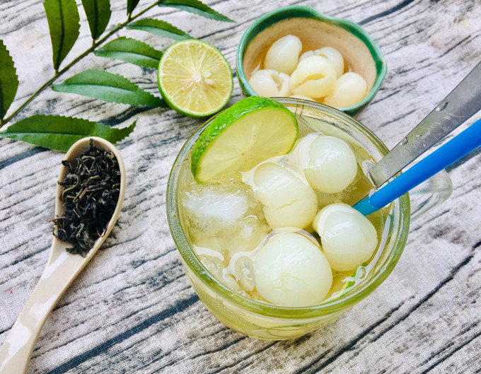 Pha trà túi lọc, vắt nước quả quất vào. Hòa đều nước trà, nước đường nhãn, 4 – 5 cùi nhãn và đá viên là có thể thưởng thức ly trà nhãn thơm phức. Ảnh: IT.