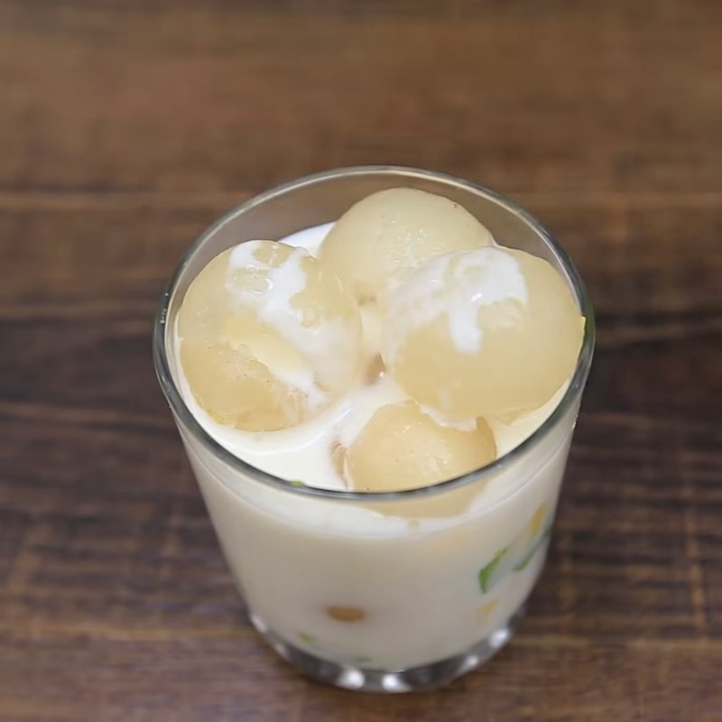 Để chế biến, bạn hãy bóc lấy cùi nhãn, sau đó đổ sữa chua vào trộn đều là có thể ăn được. Bạn cũng có thể thêm các loại trái cây khác để tăng hương vị.