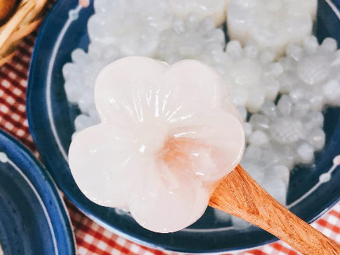 Thạch rau câu nhãn: Bóc vỏ nhãn, nhẹ nhàng dùng dao khứa lên cùi nhãn để lấy hạt nhãn ra. Chia làm 2 phần nhãn: một phần đem xay nhuyễn lấy nước, một phần giữ nguyên. Đun nước dừa khoảng 2 – 3 phút, khi sôi cho hỗn hợp đường phèn và bột rau câu vào, bật lửa nhỏ lại, liên tục khuấy đều để không bị vón cục.