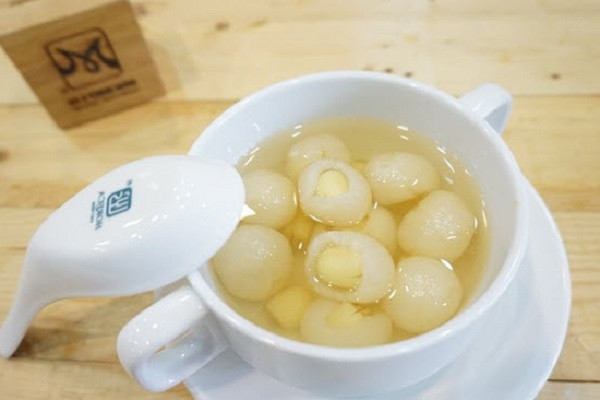 Về phần nhãn, bạn phải khéo léo bóc bỏ hạt, nhồi hạt sen đã ninh như vào thay cho hạt nhãn. Pha chế nước ninh hạt sen ngọt vừa ăn, thả nhãn đã bọc nhân sen vào đun khoảng 10 phút để nước chè thơm mùi nhãn là có thể thưởng thức.