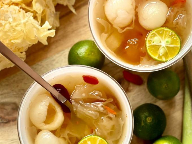 Trà nhãn: Thưởng thức một ly trà nhãn ngọt thanh, thoang thoảng hương quất có lẽ là điều bạn cần để thư giãn tâm trí sau những giờ làm việc căng thẳng.