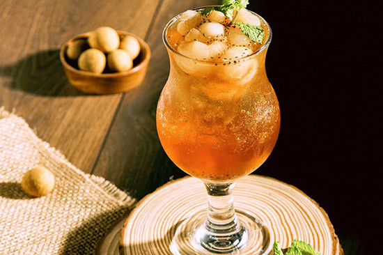 Cách làm trà nhãn: Lột vỏ nhãn, tách bỏ hạt. Đem ướp cùi nhãn với một chút đường cát trắng trong khoảng 20 phút. Đun sôi nước, cho đường phèn và muối khuấy đều, tới khi tan thì cho nhãn vào. Đun nhỏ lửa, đảo đều tay tới thịt cùi nhãn đổi màu nâu cánh gián, nước đường cô đặc lại thì tắt bếp.