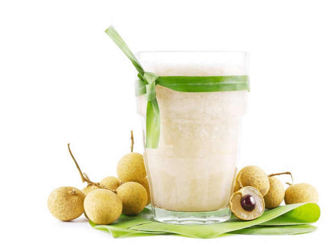 Cách làm: Nhãn rửa sạch, bóc vỏ, bỏ hạt, tách lấy cùi. Chanh tươi vắt lấy nước. Cho nhãn và chanh tươi vào máy xay sinh tố xay nhuyễn. Sau đó cho thêm sữa tươi, sữa đặc, sữa chua và đá bào vào xay tiếp cho đến khi hỗn hợp nhuyễn mịn. Đổ sinh tố vào cốc và thưởng thức.