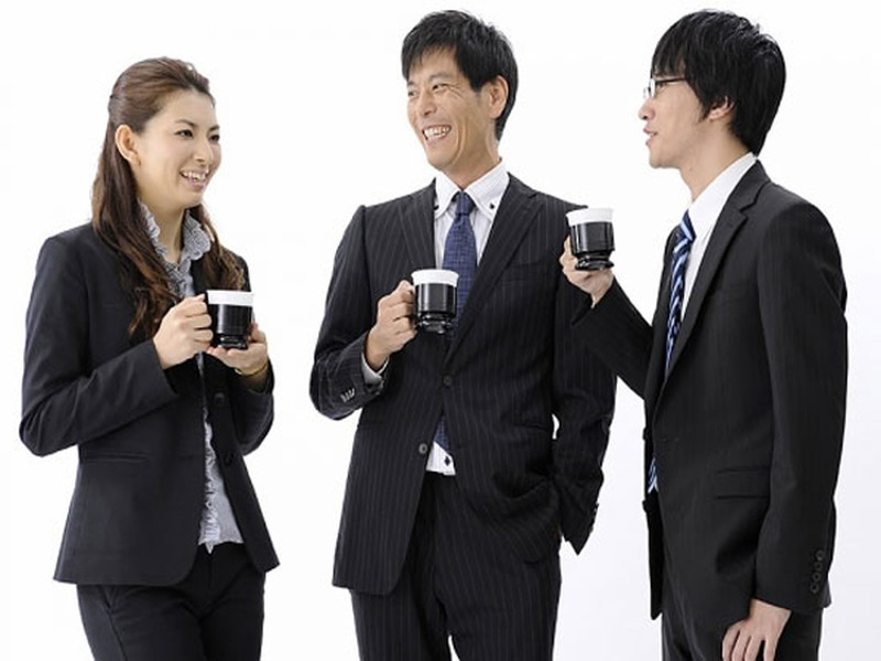 Buôn chuyện: Theo các nhà nghiên cứu Đại học Rhode Island’s Brown, Mỹ, việc dành ra 20 phút nói chuyện phiếm về tin tức của những người khác giúp 96% mọi người xua đi cảm giác căng thẳng, áp lực và lo lắng trong 4 liền giờ sau đó. Việc buôn chuyện giúp não bộ tăng quá trình tiết ra các hoóc môn giúp tâm trạng bạn tốt hơn.