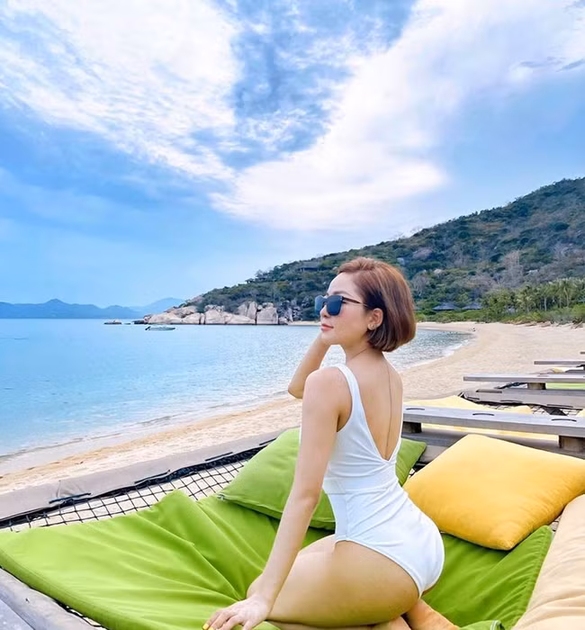 Ở ngoài đời, người đẹp thường xuyên diện những mẫu bikini khác nhau để khoe body nuột nà, săn chắc.