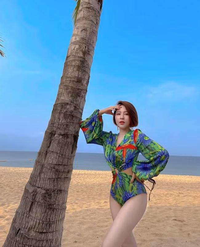 Với vóc dáng thon thả, hot girl bóng đá Trâm Anh thường xuyên khiến cộng đồng mạng "dậy sóng" với hình ảnh diện bikini quá nóng bỏng.