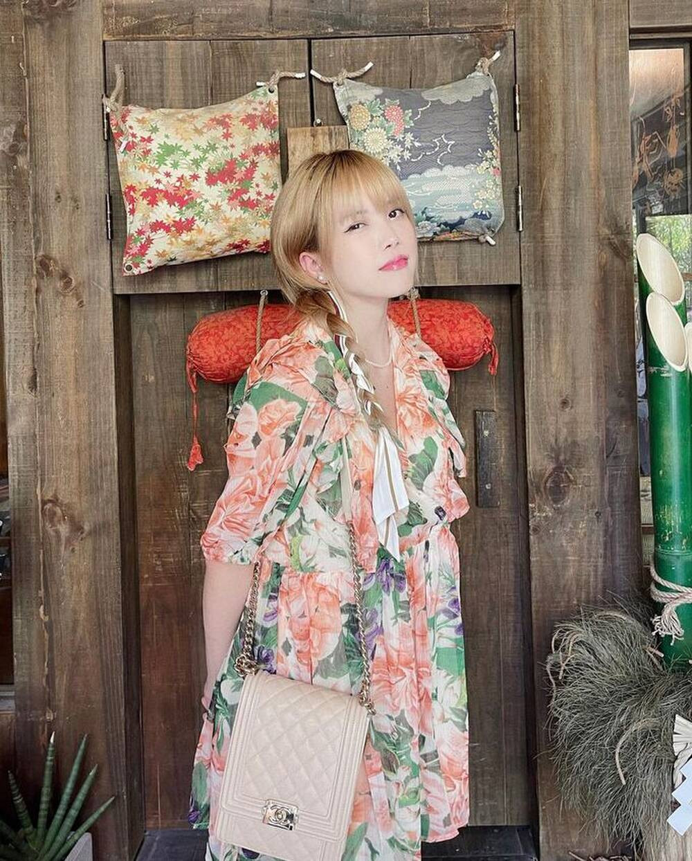 Khi xuống phố, cô nàng hay diện kiểu chiếc váy voan hoa dáng suông bay bổng. Mẫu đầm in hoa pha phối màu sắc dịu dàng, tôn lên làn da trắng.