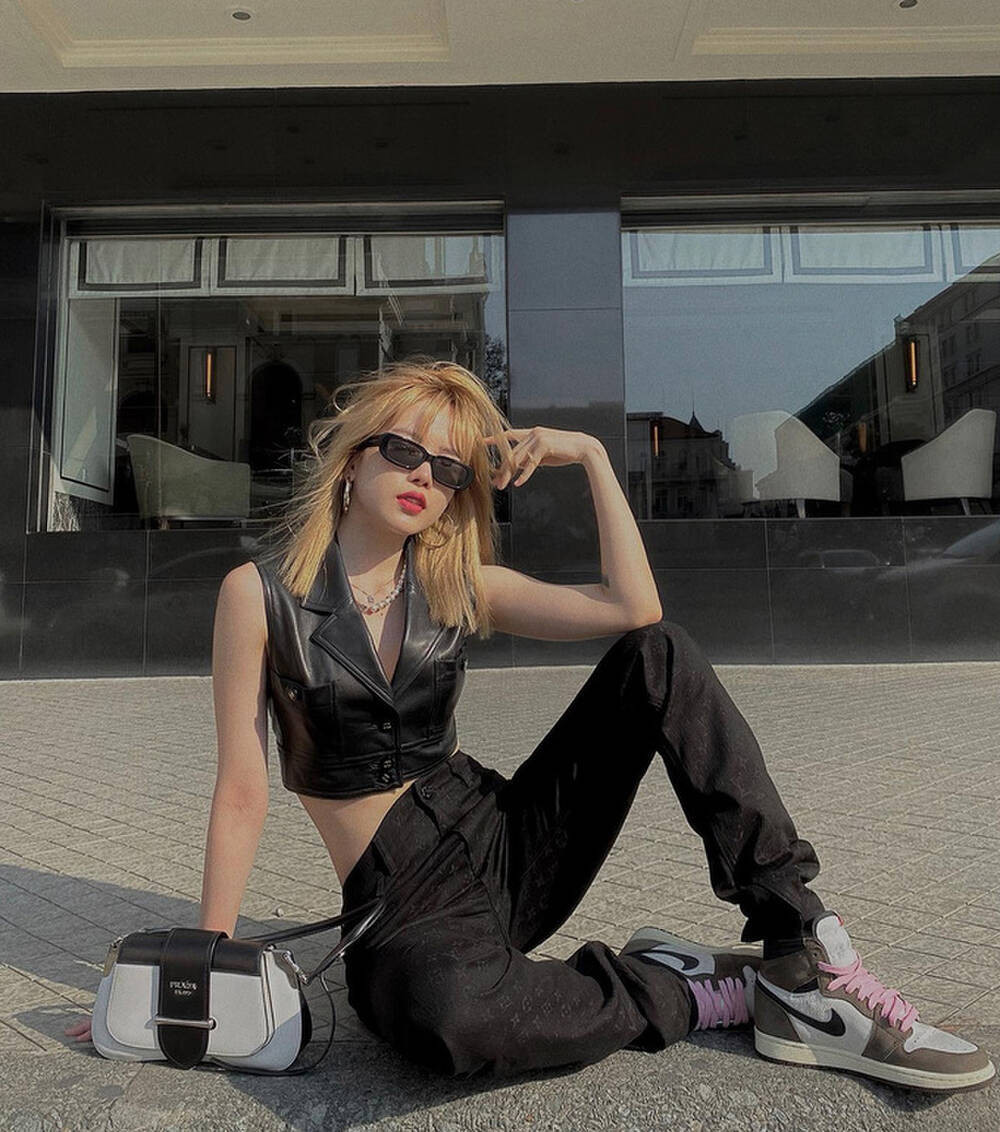 Trước đây, Thiều Bảo Trâm thường chọn những outfit ngổ ngáo, cắt xẻ, khoe được hết dáng vóc cơ thể.